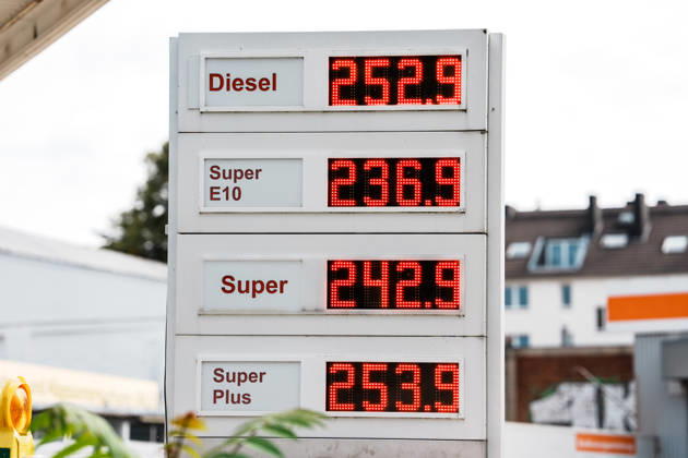 Deutschland, Tankstelle in Aachen: Tankpreise, Preise, Rabatt, Bundesregierung, Tankrabatt, Preisdeckel, Tankkosten, Diesel, Benzin, E10, Zapfsäule, Belastung, Öl, Rohöl, Spritpreis, Kraftstoff, Energiekrise, Freie Tankstelle, SB, Anzeige, Rekordpreise, Super, Super Plus Copyright: xThiemoxRudolphx