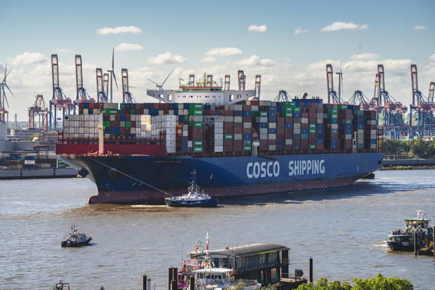 Deutschland, Hamburg, Hamburger Hafen, Hafen Hamburg, Hamburg Port, Elbe, Norderelbe, COSCO Shipping, COSCO, COSCO Shipping Lines, COSCO Shipping Aries, Containerschiff, Großcontainerschiff, Frachtschiff, Frachter, Seeschiff, Containerriese, Schifffahrt, internationale Schifffahrt, maritime Wirtschaft, Welthandel, internationaler Handel, Container, Frachtcontainer, Schiffscontainer, Containerladung, Containertransport, Containerlogistik, Güterverkehr, Fracht, Import, Export, Lieferketten, globale Lieferketten, Schlepper, Hafenschlepper, Schleppschiff, Schlepperbegleitung, Schiffsmanöver, Hafenmanöver, Hamburger Hafenverkehr, Hafenbetrieb, Containerterminal, Containerbrücken, Containerkräne, Hafenkräne, Portalkräne, Hafenindustrie, H Copyright: xStefanxTrochax