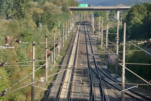 Einblicke in den Gueterverkehr der Bahn auf Strecke bei Northeim in Richtung Hannover. Gueterzug auf der Strecke zwischen Hannover und Goettingen. Gueterverkehr in Deutschland ueber die Schiene der Deutschen Bahn