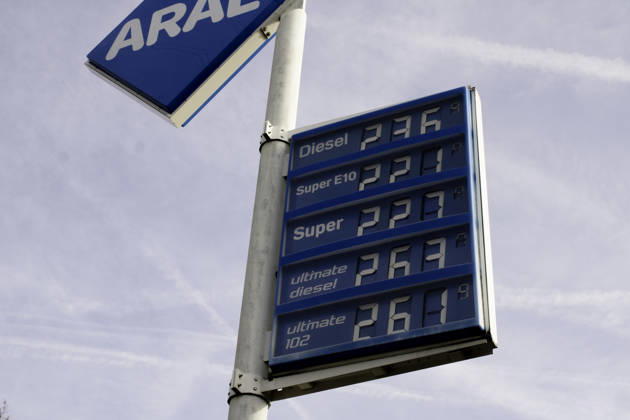 Hohe Spritpreise an Aral-Tankstelle in Illingen-Uchtelfangen Preistafel einer Aral-Tankstelle in Illingen-Uchtelfangen im Saarland am 24. September 2026. Diesel kostet 2,369 Euro pro Liter, Super E10 2,219 Euro und Super 2,279 Euro. Die Premiumkraftstoffe Ultimate Diesel werden mit 2,639 Euro und Ultimate 102 mit 2,619 Euro pro Liter angezeigt. Die Aufnahme zeigt aktuelle hohe Kraftstoffpreise und eignet sich als Symbolbild für steigende Spritpreise, Energiekosten, Mobilitätskosten und Belastungen für Autofahrer. Das Foto wurde am 24. September 2026 in Illingen-Uchtelfangen, Saarland, aufgenommen.