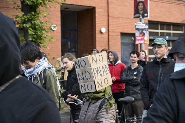 Protest held against Peter Thiel receiving 2026 Axel Springer Award BERLIN, GERMANY - SEPTEMBER 24: Protesters gather near the Axel Springer building, against US investor and Palantir co-founder Peter Thiel receiving the 2026 Axel Springer Award. Demonstrators criticize Thiel and Palantir s activities and carry various banners and placards, in Berlin, capital of Germany, on September 24, 2026. Halil Sagirkaya Anadolu Berlin Germany. Editorial use only. Please get in touch for any other usage. Copyright: x2026xAnadoluxHalilxSagirkayax