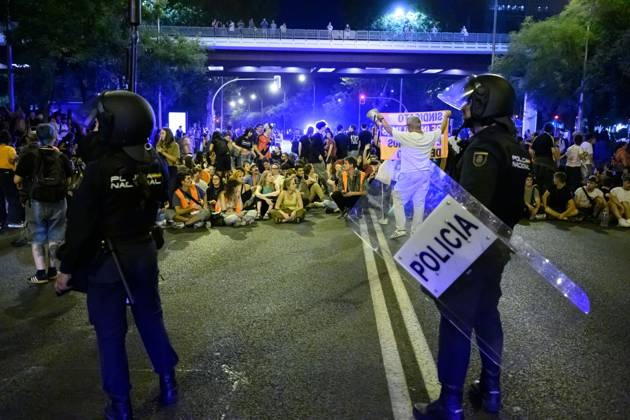 September 23, 2026, Madrid, Spain: MADRID, SPAIN, SEPTEMBER 23, 2026: Demonstrators gather during a rally organized by the Sindicato de Inquilinas following the eviction of 87-year-old Mari Carmen from the Madrid home where she had lived for more than 70 years. Protesters denounced the eviction and called for stronger housing protections and access to affordable housing. Madrid Spain - ZUMAq101 20260923_zna_q101_181 Copyright: xTomasxCallex