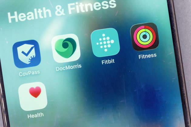 Germany - December 22nd, 2025: Smartphone-Bildschirm, der Symbole von Anwendungen für Gesundheit, Fitness und Medizin anzeigt