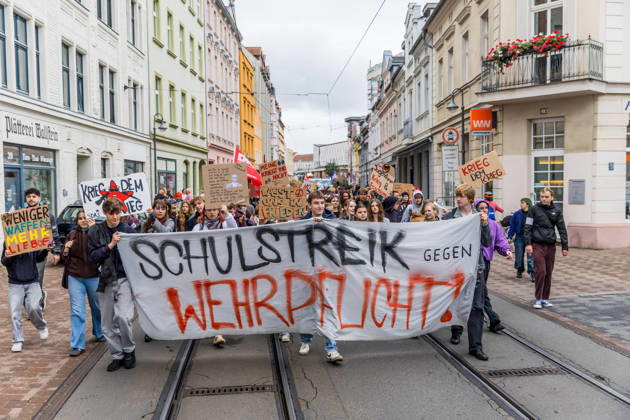 Schulstreik gegen die Wehrpflicht: Hunderte Schüler tauschen in Cottbus das Klassenzimmer gegen die Straße – Wirbel um Max-Steenbeck-Gymnasium: Schüler soll wegen Streik-Flyern mit Suspendierung gedroht worden sein (Schüler und Organisatoren im O-Ton!) 7aIMG: 0574038 Es ist bereits der vierte bundesweite Aktionstag. Eine genehmigte Freistellung ist der Schulstreik nicht: Wer während der Unterrichtszeit teilnimmt, fehlt unentschuldigt. Die Teilnehmer nahmen das in Kauf. Auf Transparenten war unter anderem das Motto der Bewegung zu lesen: Die Reichen wollen Krieg, die Jugend eine Zukunft! Hintergrund ist der neue Wehrdienst. Für alle Männer ab Jahrgang 2008 ist die Musterung verpflichtend, flächendeckend soll sie ab Juli 2027 laufen. Der Copyright: 7aktuell.dex xLucaxWoitow 0574038 20260924_7a_WEHPFLICHTDEMO_574038