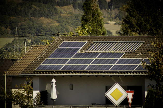 Photovoltaik und Solarthermie auf einem Wohnhaus im Saarland Photovoltaikmodule und Solarthermie-Röhrenkollektoren auf dem Dach eines Wohnhauses in Uchtelfangen, einem Ortsteil von Illingen im Saarland, Deutschland. Die Kombination aus Photovoltaik zur Stromerzeugung und Solarthermie zur Wärmeerzeugung steht beispielhaft für die private Nutzung erneuerbarer Energien, dezentrale Energieversorgung und die Energiewende im Gebäudebereich. Aufgenommen in Illingen-Uchtelfangen, Saarland, im September 2026.