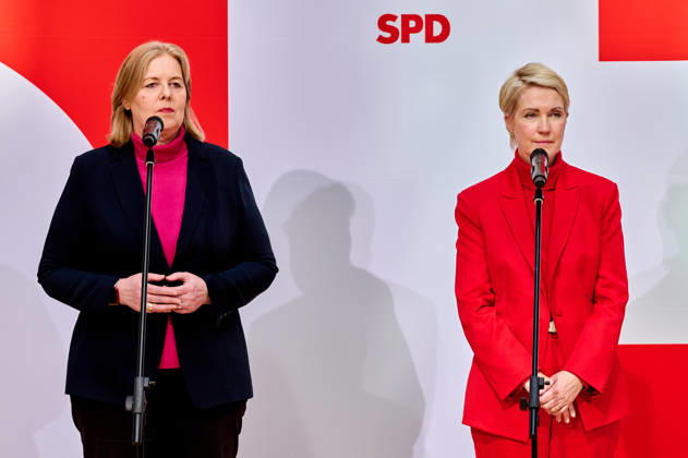 Bärbel Bas und Manuela Schwesig bei der Pressekonferenz zur den Ergebnissen der Landtagswahlen in Berlin und Mecklenburg-Vorpommern im Berliner Willy-Brandt-Haus. Bärbel Bas and Manuela Schwesig at the press conference on the results of the state elections in Berlin and Mecklenburg-Western Pomerania at the Willy Brandt House in Berlin. snapshot-photography F.Boillot
