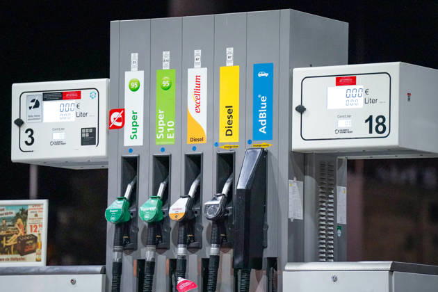 Zapfsäule einer Tankstelle mit Super 95, Super E10, Premium-Diesel, Diesel und AdBlue. Zapfpistolen und digitale Liter- Preisanzeigen im Detail. Tankstelle, Zapfsäule, Kraftstoff, Benzin, Super 95, E10, Diesel, AdBlue, Tanken, Sprit, Spritpreise, Benzinpreis, Dieselpreis, Kraftstoffpreise, Autofahrer, Pkw, Mobilität, Verkehr, Energie, Mineralöl, Inflation, Verbraucher, Kosten, Symbolfoto. Copyright: xJOERANxSTEINSIEKx