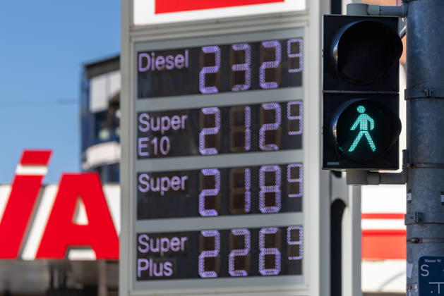 Kraftstoffpreise nach Beschluss des Tankrabatts, Nürnberg, 26.09.2026 SYMBOLBILD - Eine digitale Preistafel an einer Tankstelle zeigt die aktuellen Kraftstoffpreise für Diesel, Super E10, Super und Super Plus. Die Preise stehen im Zusammenhang mit dem vom Bundestag beschlossenen Tankrabatt infolge der durch den Irankrieg ausgelösten Ölkrise. Nürnberg Bayern Deutschland