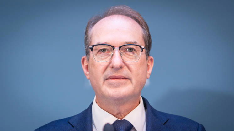 Alexander Dobrindt, deutscher Bundesminister des Innern, während seines Pressestatements;2. Munich Migration Meeting Treffen der Europäischen Minister zur Umsetzung der Migrationswende, München Bayern Deutschland Hotel Bayerischer Hof