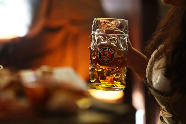 September 27, 2026, Munich, Bayern, Germany: Attendees hold a mug of Paulaner beer during the world s largest beer festival Oktoberfest in Munich, Germany, September 27th , 2026 . Munich Germany - ZUMAe140 20260927_zip_e140_012 Copyright: xDavidexEliasx