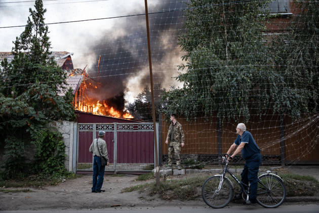 Russian drone attack in Sloviansk SLOVIANSK, UKRAINE - SEPTEMBER 27: Residents look at a house on fire following a Russian drone attack in Sloviansk, Ukraine, on September 27, 2026. Francisco Richart Anadolu Sloviansk Ukraine. Editorial use only. Please get in touch for any other usage.  Copyright: x2026xAnadoluxFranciscoxRichartx