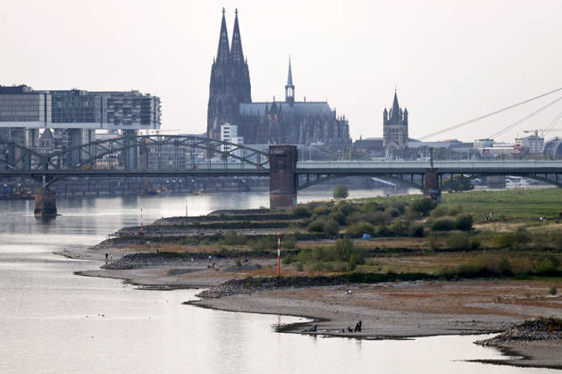Niedrigwasser bei Köln Poll. Der Rheinpegel in Köln ist wieder auf einen neuen historischen Tiefstwert gefallen: Der Pegel ist am Sonntag bei Niedrigwasser auf 40 Zentimeter gefallen. Damit wurde der bisherige Rekord von 44 Zentimetern unterschritten. (Themenbild, Symbolbild) Köln, 27.09.2026 NRW Deutschland Copyright: xChristophxHardtx