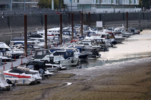 Niedrigwasser im Kölner Rheinauhafen. Der Rheinpegel in Köln ist wieder auf einen neuen historischen Tiefstwert gefallen: Der Pegel ist am Sonntag bei Niedrigwasser auf 40 Zentimeter gefallen. Damit wurde der bisherige Rekord von 44 Zentimetern unterschritten. (Themenbild, Symbolbild) Köln, 27.09.2026 NRW Deutschland Copyright: xChristophxHardtx