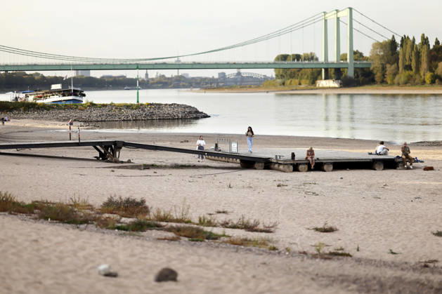 Niedrigwasser bei Köln Rodenkirchen. Der Rheinpegel in Köln ist wieder auf einen neuen historischen Tiefstwert gefallen: Der Pegel ist am Sonntag bei Niedrigwasser auf 40 Zentimeter gefallen. Damit wurde der bisherige Rekord von 44 Zentimetern unterschritten. (Themenbild, Symbolbild) Köln, 27.09.2026 NRW Deutschland Copyright: xChristophxHardtx