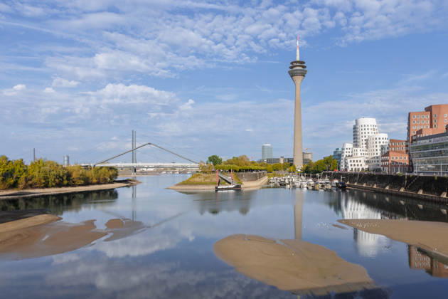 27.09.2026. Düsseldorf. Niedrigwasser im Düsseldorfer Medienhafen. Düsseldorf Medienhafen Nordrhein-Westfalen Deutschland