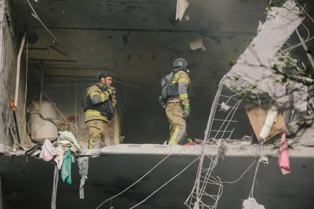 Consequences Of The Attack On Kharkiv Rescuers work inside a heavily damaged apartment in a residential building in Kharkiv, on September 28, 2026. Russian forces struck the building with at least two guided aerial bombs (KABs) early on the morning of September 28, 2026. Kharkiv Ukraine Copyright: xPavloxPakhomenkox originalFilename: pakhomenko-notitle260928_npOBZ