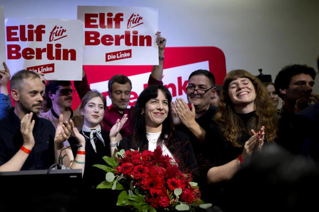 Elif Eralp, Die Linke Landesparteitag DEU, Deutschland, Germany, Berlin, 25.09.2026 Elif Eralp , Spitzenkandidatin der Partei Die Linke , und Kerstin Wolter , Vorsitzende der Partei Die Linke Berlin (v.l.n.r.) lassen sich mit Mitglieder feiern auf dem Landesparteitag der Berliner Partei Die Linke nach der Wahl fuer das Abgeordnetenhaus am 25. September 2026 in Berlin Deutschland . Die Partei erzielte 25,7 Prozent wurde staerkste Partei und koennte die Regierende Buergermeisterin stellen en: Elif Eralp , lead candidate for the Left Party, and Kerstin Wolter , chair of the Left Party Berlin (from left to right) celebrate the Left Party s election success for the Berlin House of Representatives election at the party congress on September 25 20