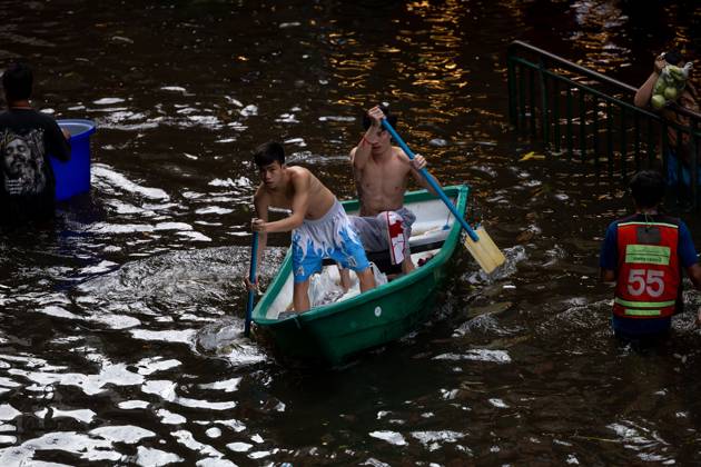 Residents Wade Through Floodwaters as Bang Kapi Faces Severe Flooding BANGKOK, THAILAND SEPTEMBER 28, 2026: Residents in Bangkok™s Bang Kapi District were forced to wade through floodwaters and use small boats to travel and access essential supplies as severe flooding continued to affect the area. Bangkok Thailand Copyright: x xThanatchanontxJiraworathanakulx xJNAxPressx