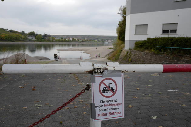 Fährbetrieb eingestellt 28.09.2026 Aufgrund Niedrigwasser ragen aus dem Rhein bei Kornsand und Nierstein Sandbänke aus dem Wasser. Bei diesem geringen Wasserpegel kann die Fahrzeugfähre nicht mehr anlegen. Baggerarbeiten zwecks Verlegen des Sandes waren nicht erfolgreich. Der Fährbetrieb wurde bis auf weiteres eingestellt. Nach Mainz oder Worms muss eine andere Überfahrt erfolgen Kornsand Hessen Deutschland