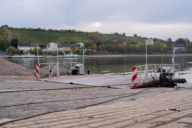 Trebur-Kornsand GER, Rheinfaehre muss Betrieb wegen Niedrigwasser einstellen, Anlegestelle Trebur-Kornsand, 28.09.2026 Totale, Freisteller, Anlegestelle ist aufgrund des Wasserstandes ausser Betrieb, GER, Rheinfaehre muss Betrieb wegen Niedrigwasser einstellen, Anlegestelle Trebur-Kornsand, 28.09.2026, Copyright: xEibner-Pressefoto J-NxGroemlingx EP_JGG