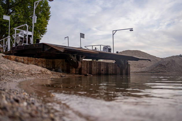 Trebur-Kornsand GER, Rheinfaehre muss Betrieb wegen Niedrigwasser einstellen, Anlegestelle Trebur-Kornsand, 28.09.2026 Freisteller, Anlegevorrichtung hat keinen Kontakt zum Wasser, GER, Rheinfaehre muss Betrieb wegen Niedrigwasser einstellen, Anlegestelle Trebur-Kornsand, 28.09.2026, Copyright: xEibner-Pressefoto J-NxGroemlingx EP_JGG