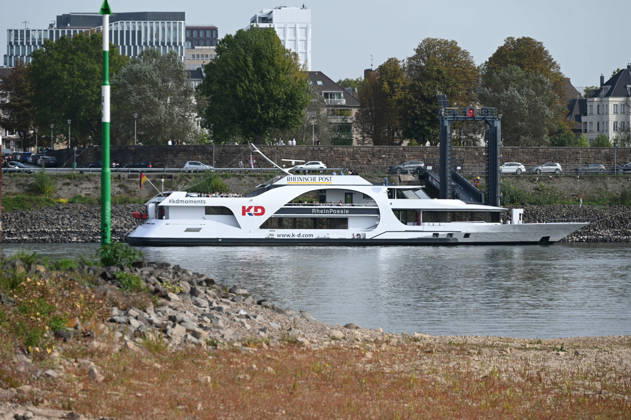 Das Niedrigwasser im Rhein hat eine grosse Sandbank freigelegt, Steine und Sand am Ufer, nahe der Theodor Heuss Bruecke, im Hintergrund das Passagierschiff Rheinpoesie Niedrigwasser im Rhein bei Duesseldorf, Duesseldorf am 28.09.2026,