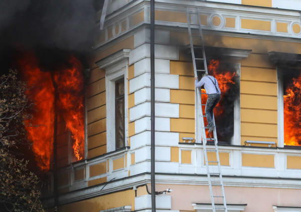Russian drone strikes Ukrainian National Academy of Sciences building in Kyiv A man descends a telescopic ladder to exit the National Academy of Sciences building, which is burning after being hit by a drone, in Kyiv, Ukraine, on September 28, 2026. One person was killed, and three others were injured in the attack. Kyiv Ukraine  Copyright: xVolodymyrxTarasovx originalFilename: ukrinform-russiand260928_npLI9.jpg