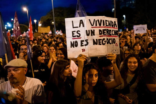 Housing crisis demonstration in Barcelona, Spain -28 Sept 2026 A protester holds a placard reading housing is a right not a business during the demonstration. Demonstrations were called in cities all over Spain following the eviction of Mari Carmen, an 87 years old woman in Madrid, from her apartment after it was acquired by an investment fund., who became a symbol of the housing crisis in the country. Barcelona Spain Copyright: xDavidexBonaldox xSOPAxImagesx DBONALDO-2035