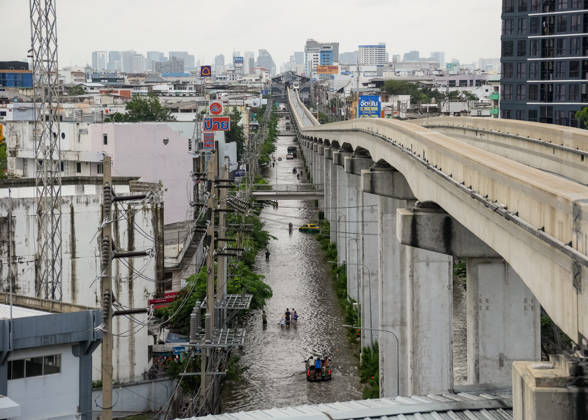 Severe floods in Bang Kapi District, Bangkok - 28 Sept 2026 An aerial view of Lat Phrao Road, with the main road flooded and cars and people wading through the water in Bang Kapi District. On September 26, all 50 districts of Bangkok were declared disaster-affected areas. Three days later, floodwaters still remained in parts of the city. In heavily affected areas such as Bang Kapi District, residents remained in floodwater. Bangkok Thailand Copyright: xNathaliexJamoisx xSOPAxImagesx NathalieJamois_BangKapiFlood2026-21