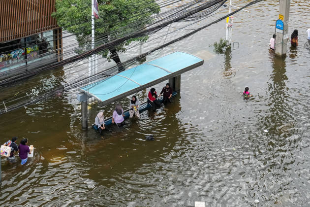 September 28, 2026, Bangkok, Thailand: A view from above of a bus stop on Lat Phrao Road, with the road flooded and people waiting for the bus in Bang Kapi District. On September 26, all 50 districts of Bangkok were declared disaster-affected areas. Three days later, floodwaters still remained in parts of the city. In heavily affected areas such as Bang Kapi District, residents remained in floodwater. Bangkok Thailand  - ZUMAs197 20260928_aaa_s197_368 Copyright: xNathaliexJamoisx