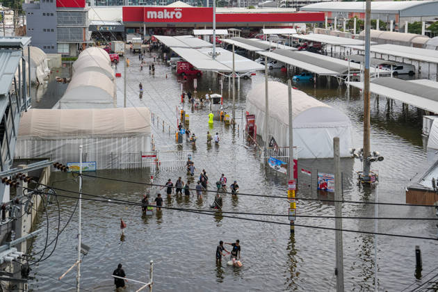 September 28, 2026, Bangkok, Thailand: A view from above of people walking to and from Makro, a wholesale food store, through the floodwater in Bang Kapi District. On September 26, all 50 districts of Bangkok were declared disaster-affected areas. Three days later, floodwaters still remained in parts of the city. In heavily affected areas such as Bang Kapi District, residents remained in floodwater. Bangkok Thailand - ZUMAs197 20260928_aaa_s197_370 Copyright: xNathaliexJamoisx