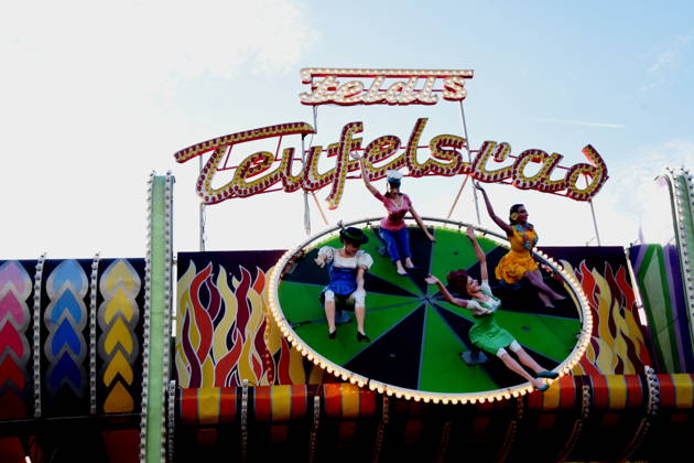 München 28 .09.2026 Theresienwiesn Oktoberfest Schausteller Fahrgeschäft Teufelsrad Foto München