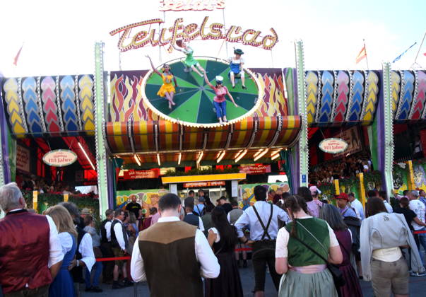 München 28 .09.2026 Theresienwiesn Oktoberfest Schausteller Fahrgeschäfte Teufelsrad Besucher Foto München