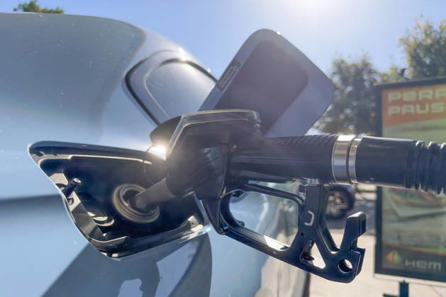 Wie ist die weitere Entwicklung der Spritpreise? Am Vormittag liegen die aktuellen Preise fuer (für) Diesel, Super E10 und Super deutlich ueber (über) 2 Euro. Ein blaues Auto wird an einer Tankstelle betankt. Die Tankpistole befindet sich im Tank eines Fahrzeuges. Das Fahrzeug wird mit Super E5 betankt. Tankstelle am 29.09.2026 in Siegen Deutschland.