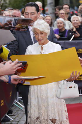 Helen Mirren bei der Ankunft zur Ehrung mit dem Douglas-Sirk-Preis am 29.09. 2026 im Cinemaxx im Rahmen vom 34. Filmfest in Hamburg Helen Mirren attends honoring ceremony with Douglas Sirk Award at Cinemaxx Dammtor on Septmeber 29, 2026 in Hamburg, Germany Douglas-Sirk-Preis fuer Helen Mirren beim 34. Filmfest in Hamburg