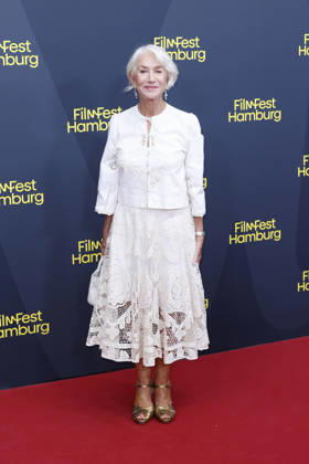 Helen Mirren bei der Ankunft zur Ehrung mit dem Douglas-Sirk-Preis am 29.09. 2026 im Cinemaxx im Rahmen vom 34. Filmfest in Hamburg Helen Mirren attends honoring ceremony with Douglas Sirk Award at Cinemaxx Dammtor on Septmeber 29, 2026 in Hamburg, Germany Douglas-Sirk-Preis fuer Helen Mirren beim 34. Filmfest in Hamburg