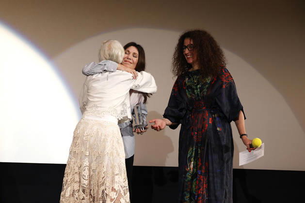 Helen Mirren mit Iris Berben und Malika Rabahallah (Festival Chefin) bei der Ehrung mit dem Douglas-Sirk-Preis am 29.09. 2026 im Cinemaxx im Rahmen vom 34. Filmfest in Hamburg Helen Mirren, Iris Berben and Malika Rabahallah (CEO Festival) attend honoring ceremony with Douglas Sirk Award at Cinemaxx Dammtor on Septmeber 29, 2026 in Hamburg, Germany Douglas-Sirk-Preis fuer Helen Mirren beim 34. Filmfest in Hamburg