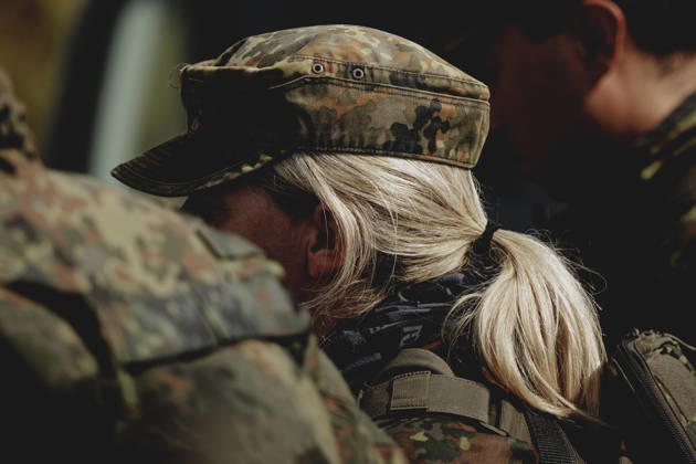 Bundeswehr bekommt Problem um sexuelles Fehlverhalten nicht in den Griff, Symbolbilder Eine Soldatin mit Zopf, aufgenommen im Rahmen der Uebung (Vigilant Roland II) der Heimatschutzdivision der Bundeswehr im oeffentlichen Raum in Doebbelin, 29.09.2026. Im Rahmen der Uebung trainieren die Soldaten und Soldatinnen unter anderem die Versorgung nach einem Autounfall sowie das Verhindern von Ausspaehversuchen feindlicher Kraefte. Doebbelin Deutschland Copyright: xFlorianxGaertnerx