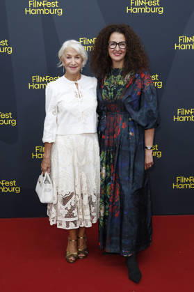 Helen Mirren und Malika Rabahallah bei der Premiere des Kinofilms Ein Talent fürs Morden A Talent for Murder und Douglas Sirk Award Verleihung auf dem 34. Filmfest Hamburg im Cinemaxx Dammtor. Hamburg, Deutschland, 29.09.2026