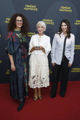 Malika Rabahallah, Helen Mirren und Iris Berben bei der Premiere des Kinofilms Ein Talent fürs Morden A Talent for Murder und Douglas Sirk Award Verleihung auf dem 34. Filmfest Hamburg im Cinemaxx Dammtor. Hamburg, Deutschland, 29.09.2026