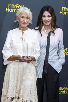 ABB FILMFEST- Dame Helen Mirren die britische Schauspielerin mit Iris Berben Preistraegerin bei der Verleihung des Douglas Sirk Preis Roter Teppich auf dem FilmFest Hamburg 2026 im Kino Cinemaxx Dammtor in Hamburg am 29.09.2026 Hamburg Deutschland