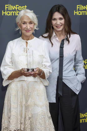 ABB FILMFEST- Dame Helen Mirren die britische Schauspielerin mit Iris Berben Preistraegerin bei der Verleihung des Douglas Sirk Preis Roter Teppich auf dem FilmFest Hamburg 2026 im Kino Cinemaxx Dammtor in Hamburg am 29.09.2026 Hamburg Deutschland