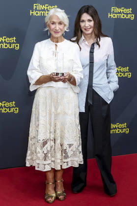 ABB FILMFEST- Dame Helen Mirren die britische Schauspielerin mit Iris Berben Preistraegerin bei der Verleihung des Douglas Sirk Preis Roter Teppich auf dem FilmFest Hamburg 2026 im Kino Cinemaxx Dammtor in Hamburg am 29.09.2026 Hamburg Deutschland