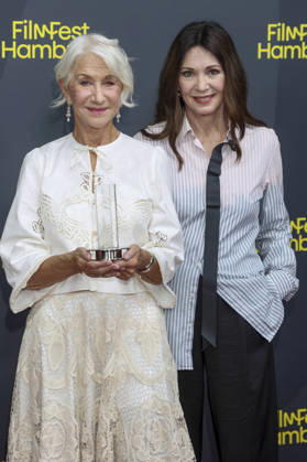 ABB FILMFEST- Dame Helen Mirren die britische Schauspielerin mit Iris Berben Preistraegerin bei der Verleihung des Douglas Sirk Preis Roter Teppich auf dem FilmFest Hamburg 2026 im Kino Cinemaxx Dammtor in Hamburg am 29.09.2026 Hamburg Deutschland