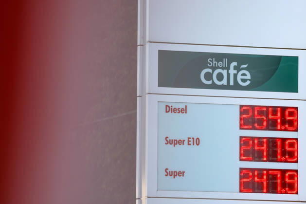 Wie ist die weitere Entwicklung der Spritpreise? Die Spritpreise sind weiterhin auf sehr hohem Niveau. SHELL Tankstelle in Siegen. Die Spritpreise nach der Umstellung um 12:00 Uhr am Mittag. Der aktuelle Preis fuer (für) Diesel, Super E10 und Super liegt weit ueber (über) 2 Euro. Diesel liegt bei bei 2,54 Euro, Super E10 bei 2,41 Euro und Super bei 2,47 Euro. Tankstelle, Spritpreise am 30.09.2026 in Siegen Deutschland.