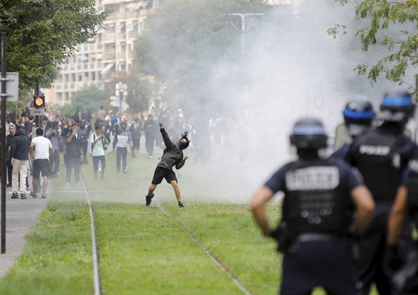 Protest by high school students in Nice PHOTOPQR NICE MATIN Dylan Meiffret Nice September 30, 2026 Protest by high school students in Nice HERE on Rue de France near the Magnan France vocational high school, Sept. 30, 2026 Protests over overcrowded classrooms, teacher shortages, and long school days have spread across France, with police detaining more than 400 people—many of them minors—on Tuesday. The movement began at high schools in the Paris area last week before expanding nationwide. Some school blockades turned violent as protesters set trash cans on fire and threw bottles at officers, who responded with batons and tear gas. Nice, France  Copyright: xPHOTOPQR NICExMATIN MAXPPPxDylanxMeiffretx 20260930NIM5214 20260930NIM5214