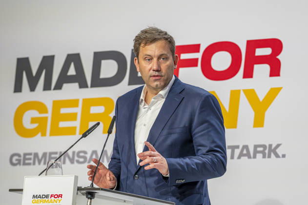 Lars Klingbeil EUR, Deutschland, Berlin, 30.09.2026: Pressestatements von Vizekanzler und Bundesminister der Finanzen Lars Klingbeil (SPD), Christian Sewing (Deutsche Bank) und Roland Busch (Siemens). Impulsvortrag vom Bundesminister der Finanzen Lars Klingbeil (SPD) zum Jahrestreffen der Initiative Made for Germany in der Mosaikhalle der Siemens AG. Christian Sewing und Roland Busch