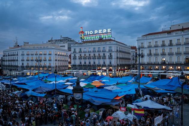 September 29, 2026, Madrid, Spain: MADRID, SPAIN, SEPTEMBER 29, 2026: Hundreds of housing protesters gather at the Puerta del Sol encampment after organizers warned that far-right groups were threatening to confront activists and attempt to remove the camp. Protesters mobilized to protect the encampment as tensions increased around the square, where activists have been demanding stronger measures against evictions and Spain s housing crisis. The regional government of Madrid gave the central government 48 hours to dismantle the camp and said it would pursue legal action if the demand was not met. Madrid Spain - ZUMAq101 20260929_zna_q101_157 Copyright: xVictorxSanjuanxCardeoÂ±Ax