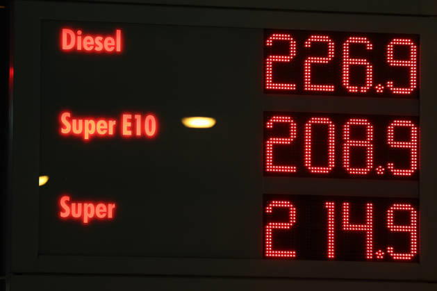 Wie ist die weitere Entwicklung der Spritpreise? Die Spritpreise sind weiterhin auf sehr hohem Niveau. Seit Mitternacht gilt der sogenannte Tankrabatt. Die Bundesregierung hat die Energiesteuer auf Benzin und Diesel bis Ende Dezember gesenkt. Die Ersparnis soll bei rund 17 Cent pro Liter liegen. SHELL Tankstelle in Siegen am fruehen (frühen) Morgen. Der aktuelle Preis fuer (für) Diesel, Super E10 und Super liegt weiterhin ueber (über) 2 Euro. Diesel liegt bei 2,26 Euro, Super E10 bei 2,08 Euro und Super bei 2,14 Euro. Tankstelle, Spritpreise am 01.10.2026 in Siegen Deutschland.