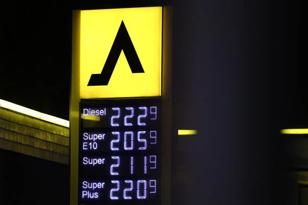 Wie ist die weitere Entwicklung der Spritpreise? Die Spritpreise sind weiterhin auf sehr hohem Niveau. Seit Mitternacht gilt der sogenannte Tankrabatt. Die Bundesregierung hat die Energiesteuer auf Benzin und Diesel bis Ende Dezember gesenkt. Die Ersparnis soll bei rund 17 Cent pro Liter liegen. CLASSIC Tankstelle in Mudersbach am fruehen (frühen) Morgen. Der aktuelle Preis fuer (für) Diesel, Super E10 und Super liegt weiterhin ueber (über) 2 Euro. Diesel liegt bei 2,22 Euro, Super E10 bei 2,05 Euro und Super bei 2,11 Euro. Tankstelle, Spritpreise am 01.10.2026 in Siegen Deutschland.